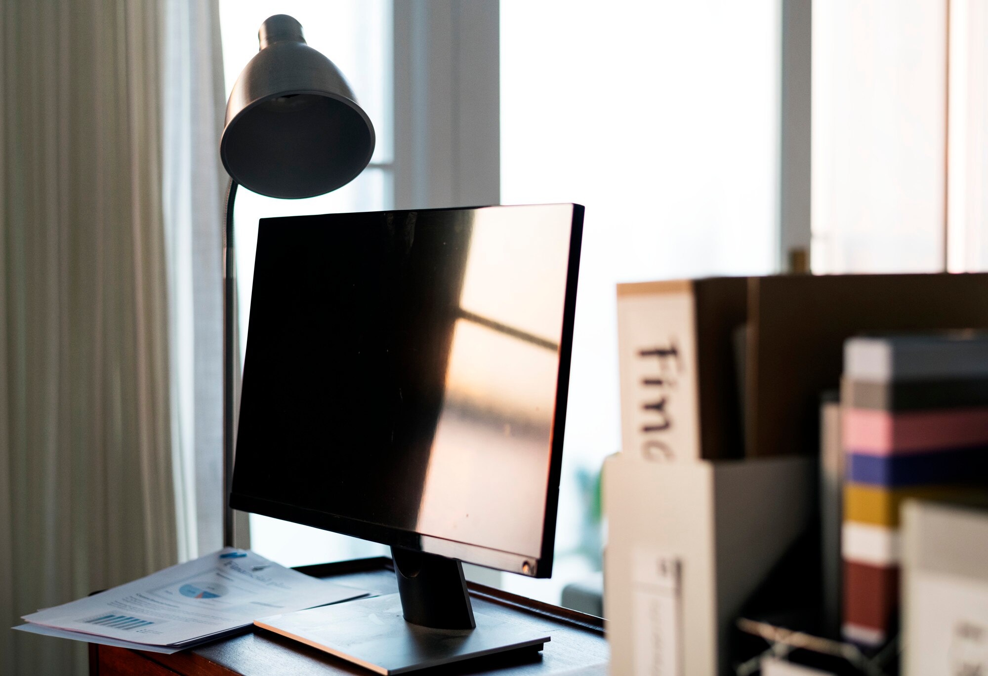 Monitor en escritorio elegante